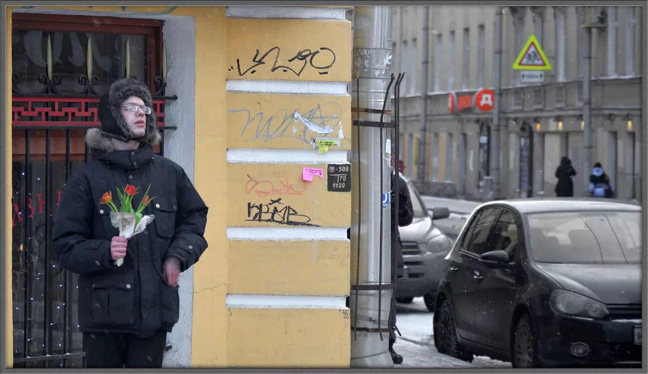 Приходи на свидание. Парень не пришел на свидание. Цветы на скамейке. Парень ждет девушку с цветами. Первое свидание.