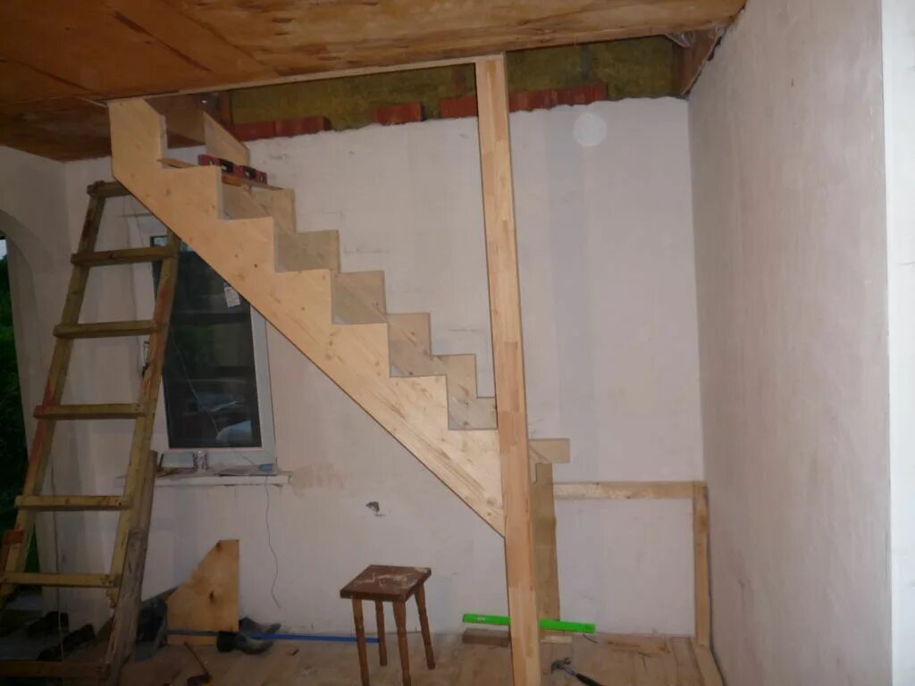 Второй этаж видео. Лестница одномаршевая на второй этаж с поворотом на 90. Забежная деревянная лестница на второй этаж. Лестница на второй этаж на косоуре с поворотом на 90 градусов. Самодельная лестница.