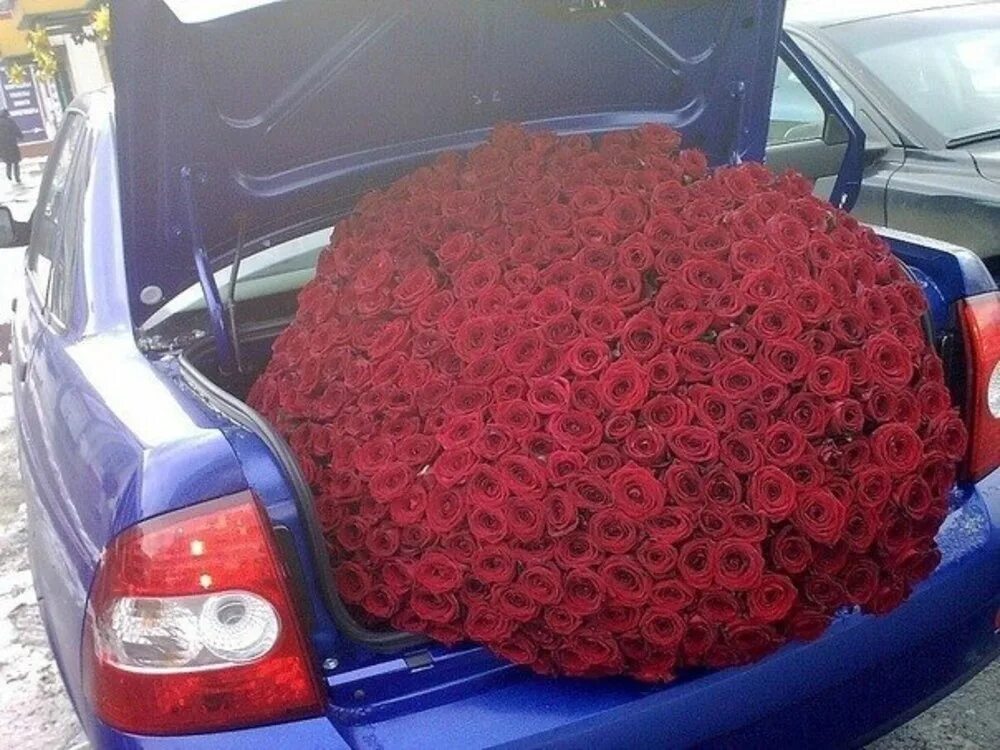 Машин букет 3 класс русский. Машина в цветах. Машина с цветами. Розы в багажнике. Цветы в багажнике машины.
