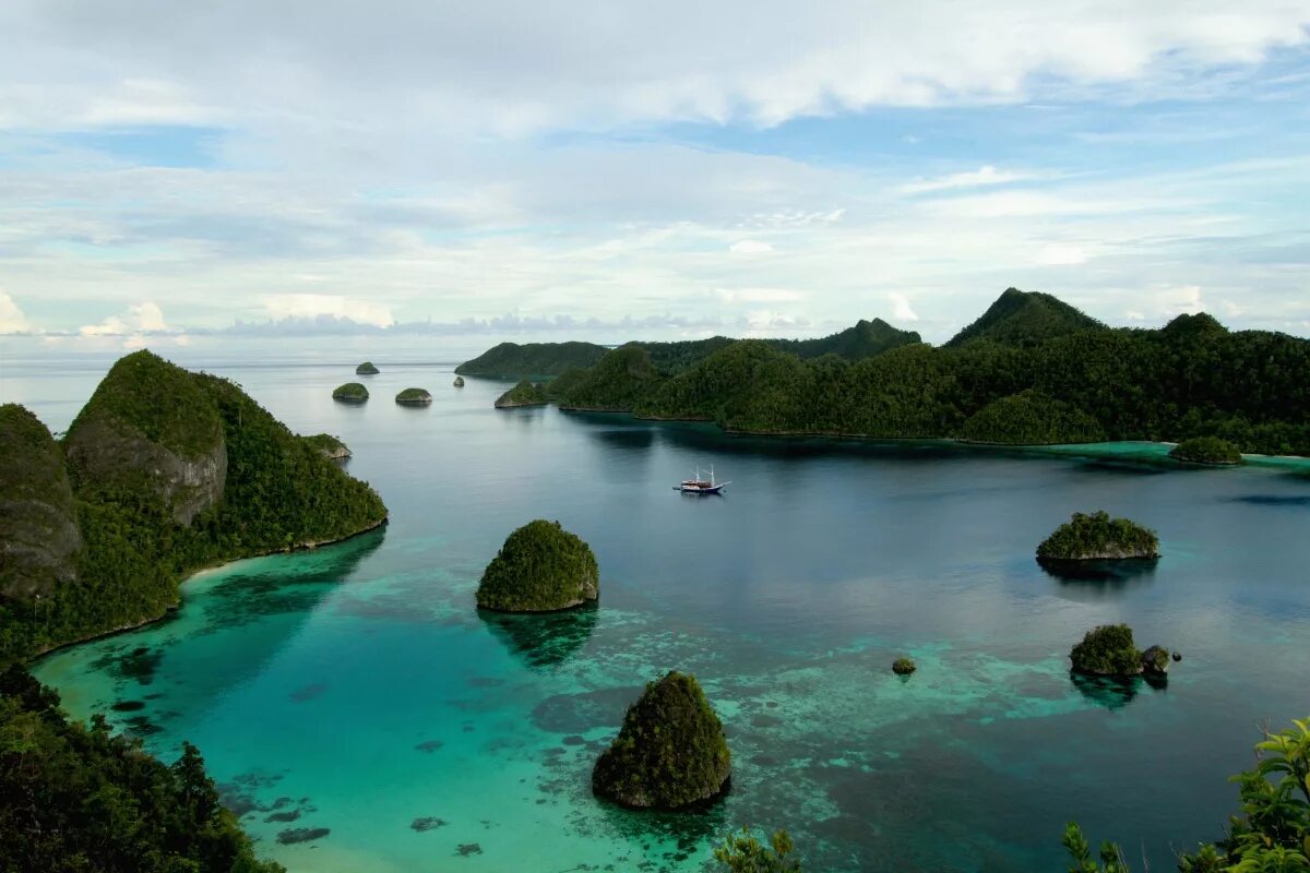 Острова Раджа-Ампат. Раджа Ампат Индонезия. Бали (остров в малайском архипелаге) острова Индонезии. Архипелаг Раджа Ампат риф.