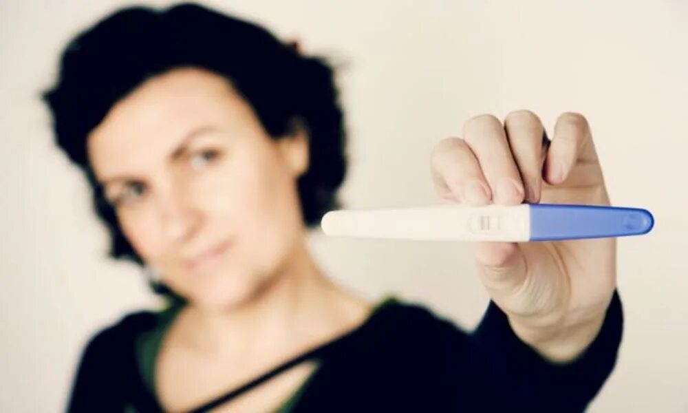 Девушка с тестом на беременность в руках. Тест на беременность фото. Женщина тест на беременность. Девка с тестом на беременность. Женщина с тестом в руках.