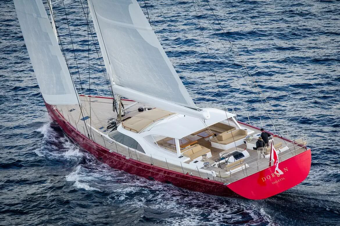 Красная яхта. Яхта красного цвета. Красная яхта. Яхта акула. Red yacht.