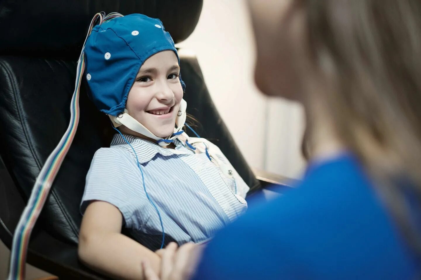 Ээг головы ребенку. ЭЭГ детям. Электроэнцефалография у детей. Синдром Ретта ЭЭГ. Шлем для детей с эпилепсией.