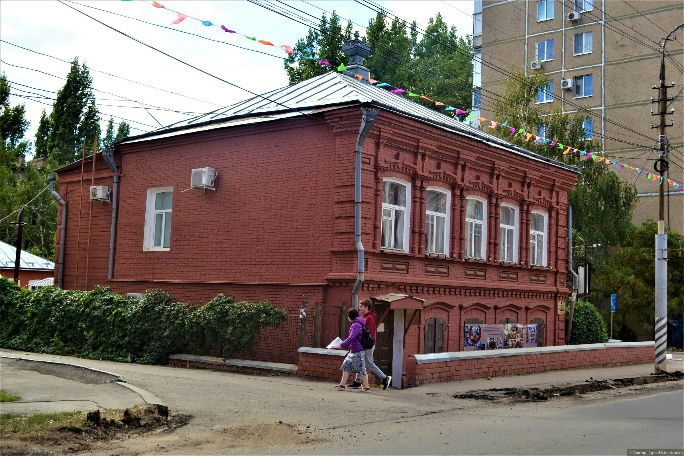 Моя семья энгельс льва. Музей Льва Кассиля в Энгельсе фасад. Фото здания дома пионеров Льва Кассиля Энгельс. Семья Льва Кассиля фото.