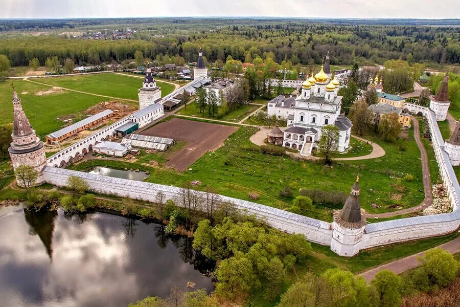 Монастырь село успенское. Иосифо-Волоцкий монастырь. Иосифо-Волоколамский монастырь. Свято-Успенский Иосифо-Волоцкий мужской монастырь. Монастырь в Теряево Волоколамский.