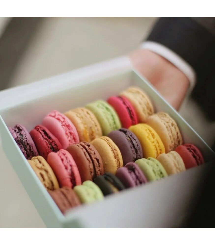 Макарун ножи. Макарон laduree. макаруны ladurée. макаронс икеа. французские макаруны в коробке.