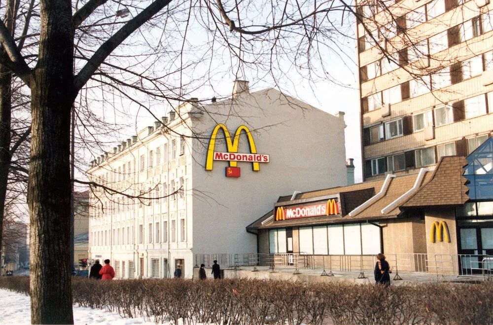 Mcdonald's russia. Макдональдс на Пушкинской Москва в 90-х. Первый макдональдс в Москве. Макдональдс 1990. Великий Новгород MCDONALDS.