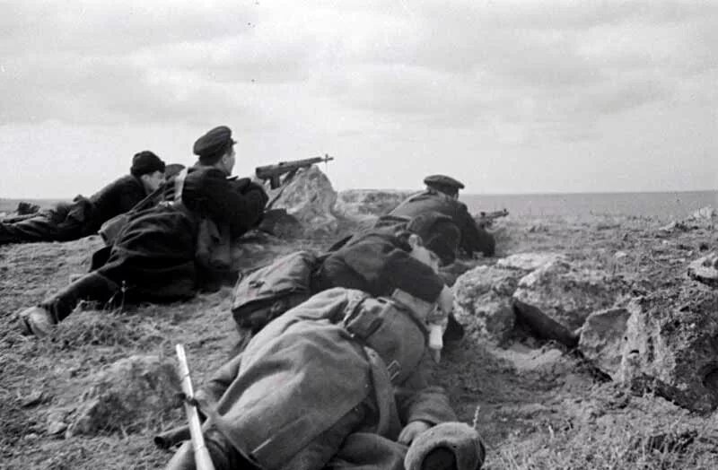 Дороги смоленщины 1941. Оборона севастополя 1941-1942. История 41 45 годов. История 41 45 годов. Штурм берлина артиллерия 1945.