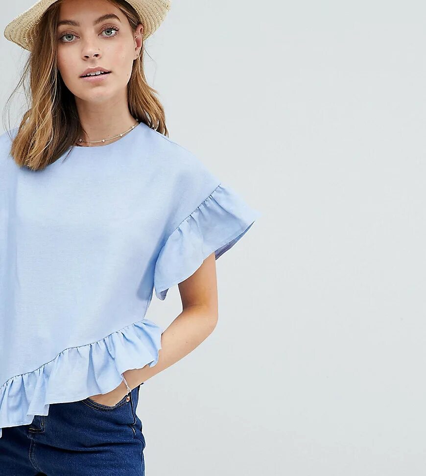 Футболка с воланами. Блузки без рукавов с рюшами. Топ с воланами. Футболка с рюшей. Блуза с воланами на рукавах.