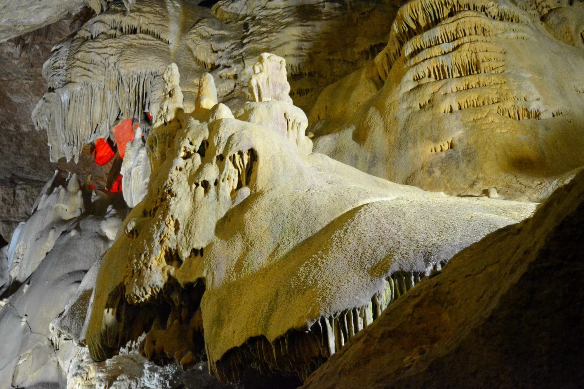 Пещера зал. Пещера хамеос-дель-агуа. Отап пещера абхазия. Пещера зал. Пещера в абхазии новый афон.