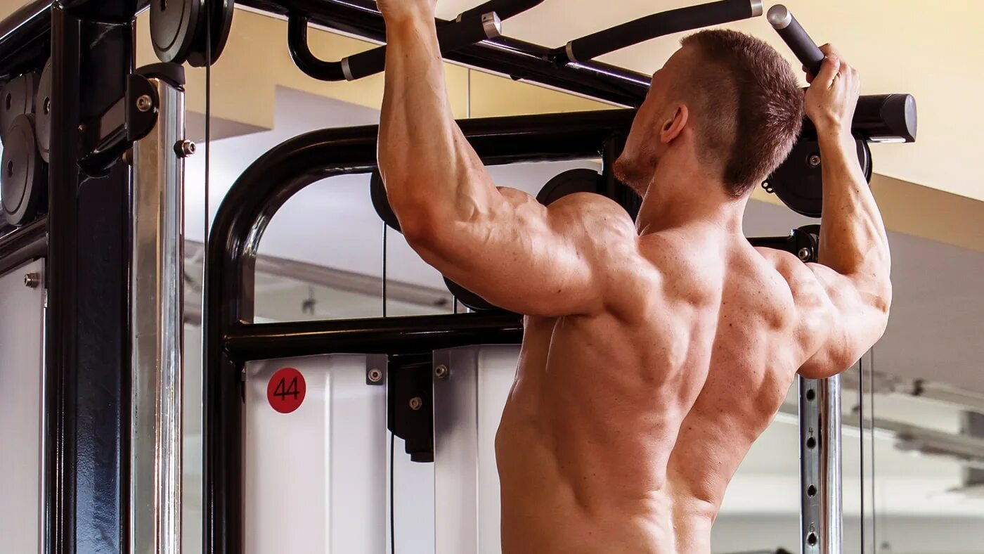 Подтягивания (Pull-ups):. Подтягивания в тренажерном зале. Накаченная спина. Турник в спортзале. Подтягиваниями блок