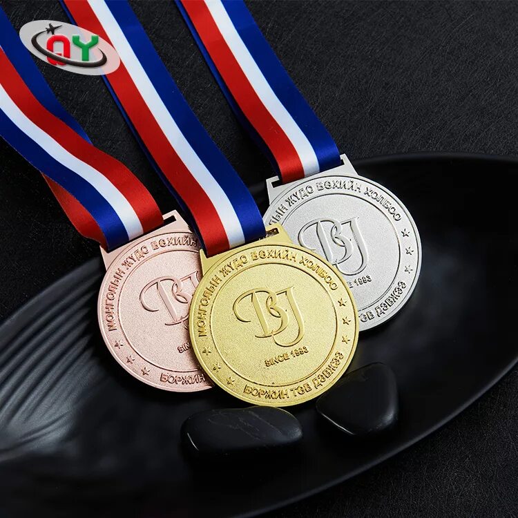 Sports medals. Медали спортивные. Спортсмен с медалью. Золотая медаль спорт. Самые красивые медали в спорте.