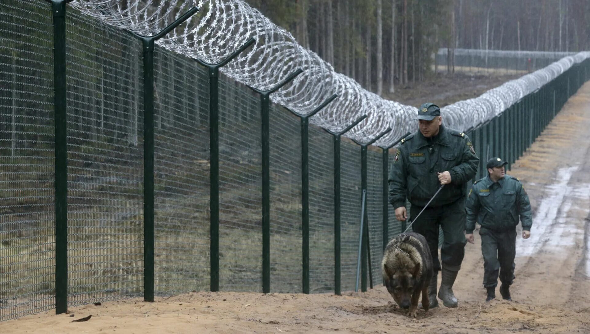 Карта россии с кем граничит россия на карте. Государственная граница россии. Строительство границы россией. Жд дороги россии на карте россии. Страны граничащие с россией на карте с границами.