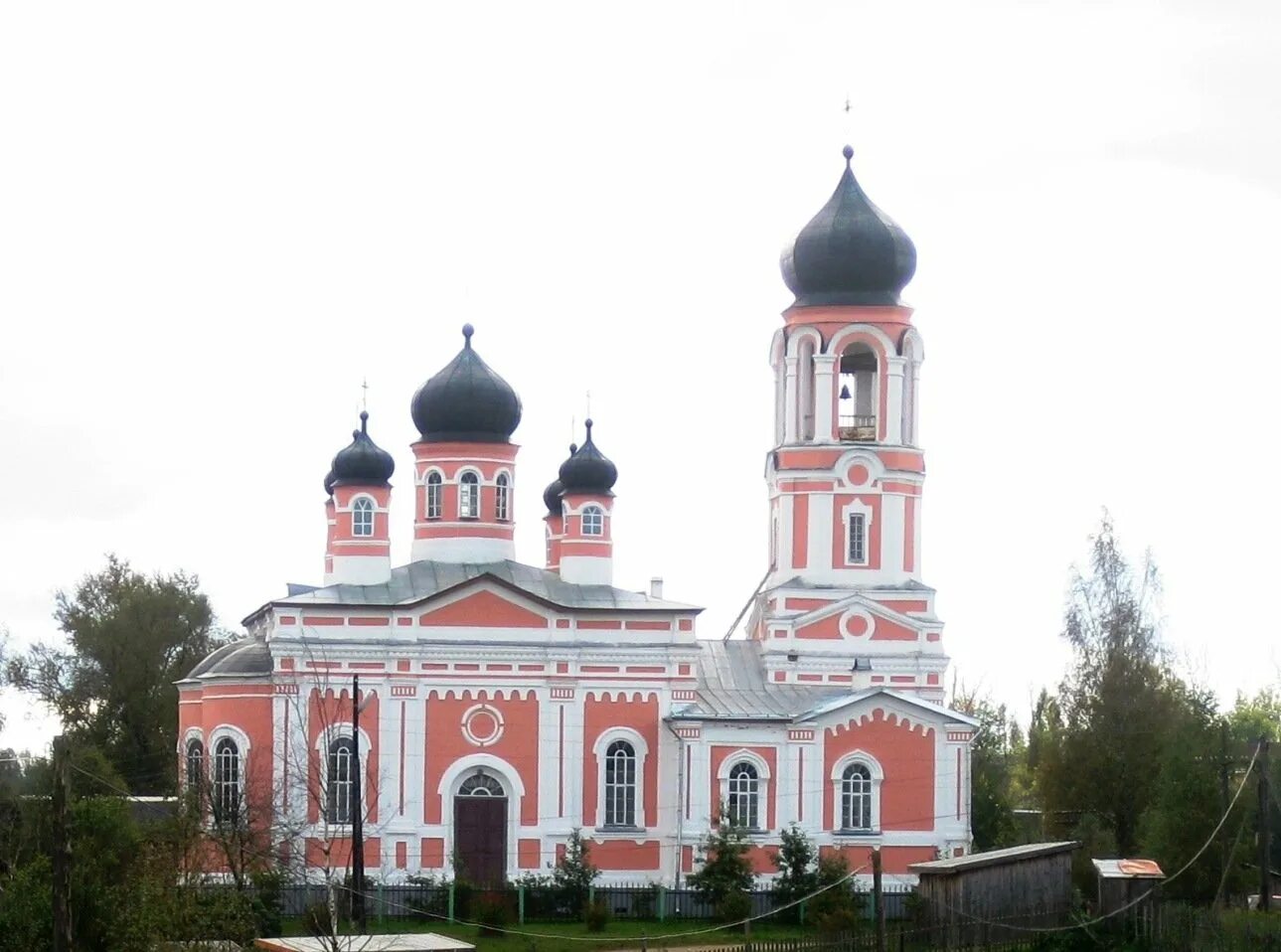 Храм Святой Троицы Крестцы Новгородской. Церковь в Крестцах Новгородская область. Троицкий храм в Крестцах Новгородская область. Храм Пресвятая Троица Крестцы Новгородская область. Новгородская область крестцы на неделю