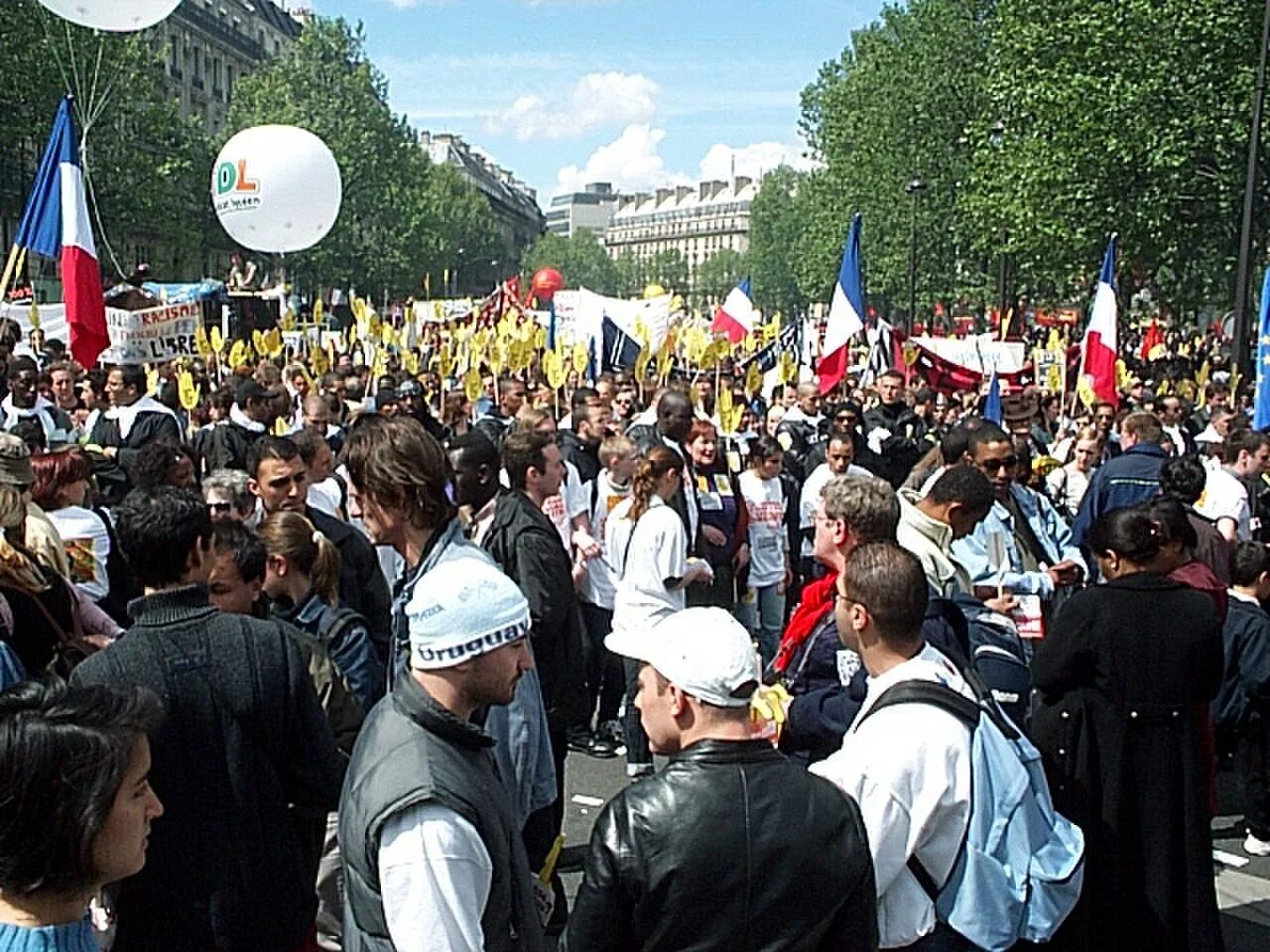 1 мая 2002. 1 Мая во Франции праздник. День труда во Франции. Демонстрации во Франции 2002 год. 1 Мая во Франции день труда.