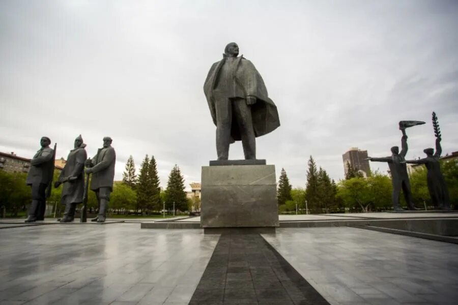 Памятник Ленину в Новосибирске. Статуя на площади Ленина Новосибирск. Ленин на площади Ленина Новосибирск. Памятник Ленину на площади Ленина