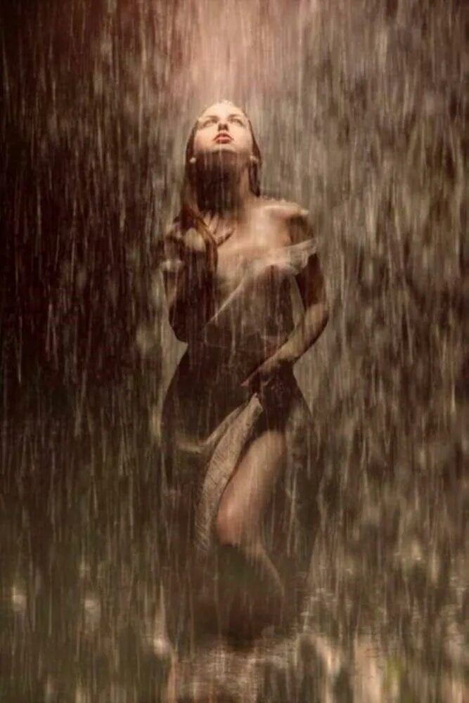 3 девушки в душе. Девушка под дождем. Красивая девушка под дождем. Женщина дождя. Левушка за мокрым стеклом.