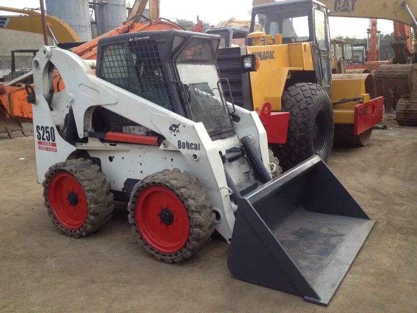 Bobcat s250. Бобкэт s250. Bobcat 250. Bobcat 250 двигатель. Мини погрузчик Bobcat 543.