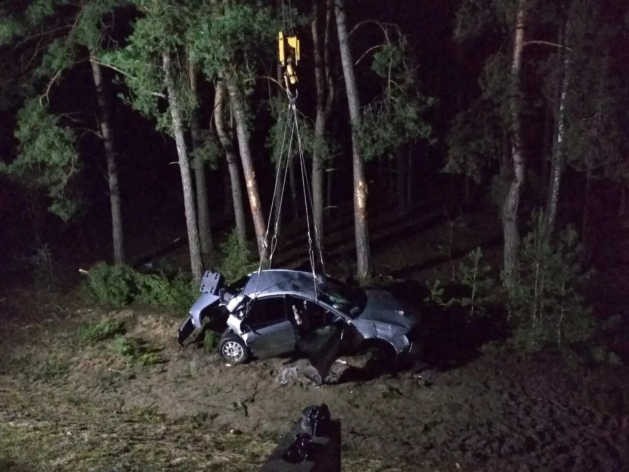 В иваново разбился. Перевернутая машина в лесу. Автомобильная авария в лесу.