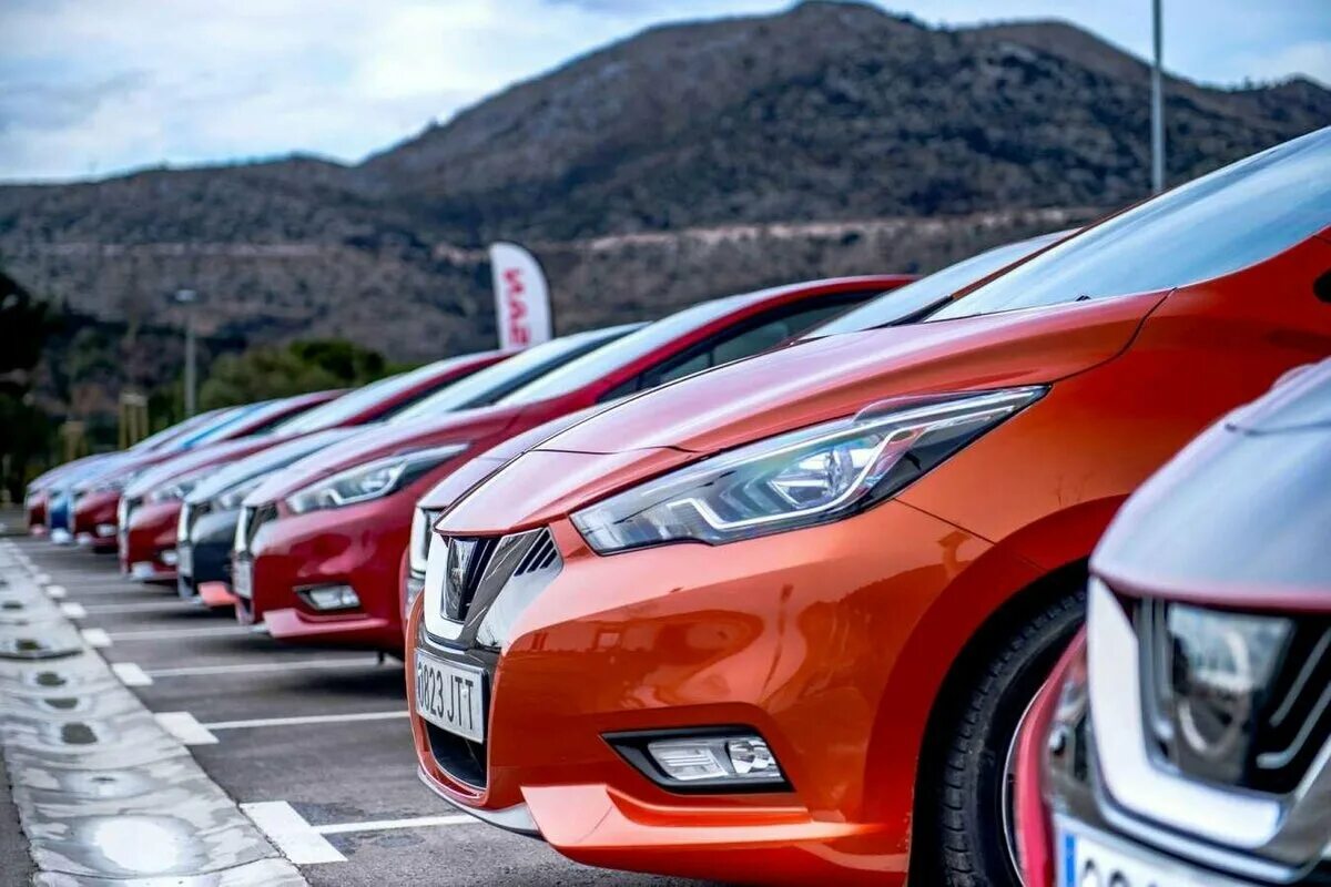 Мерседес бизнес класса. Стоянки непроданных автомобилей. Авто сша. Аукцион америка авто. Выкуп автомобилей.