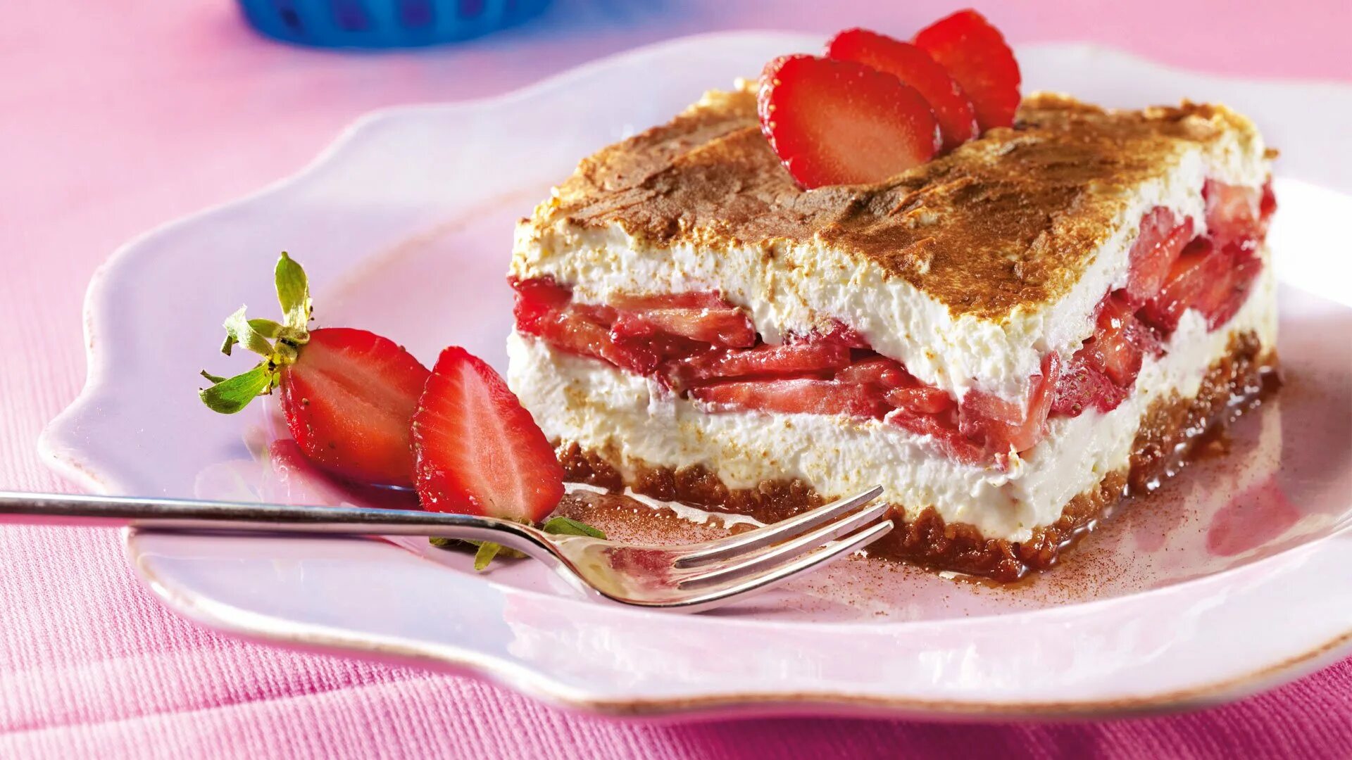 Торт манго малина мак. Высокий торт с клубничной прослойкой. Бисквитный торт с голубой прослойкой. Торт с клубничной прослойкой. Торт маковый шоколадница.