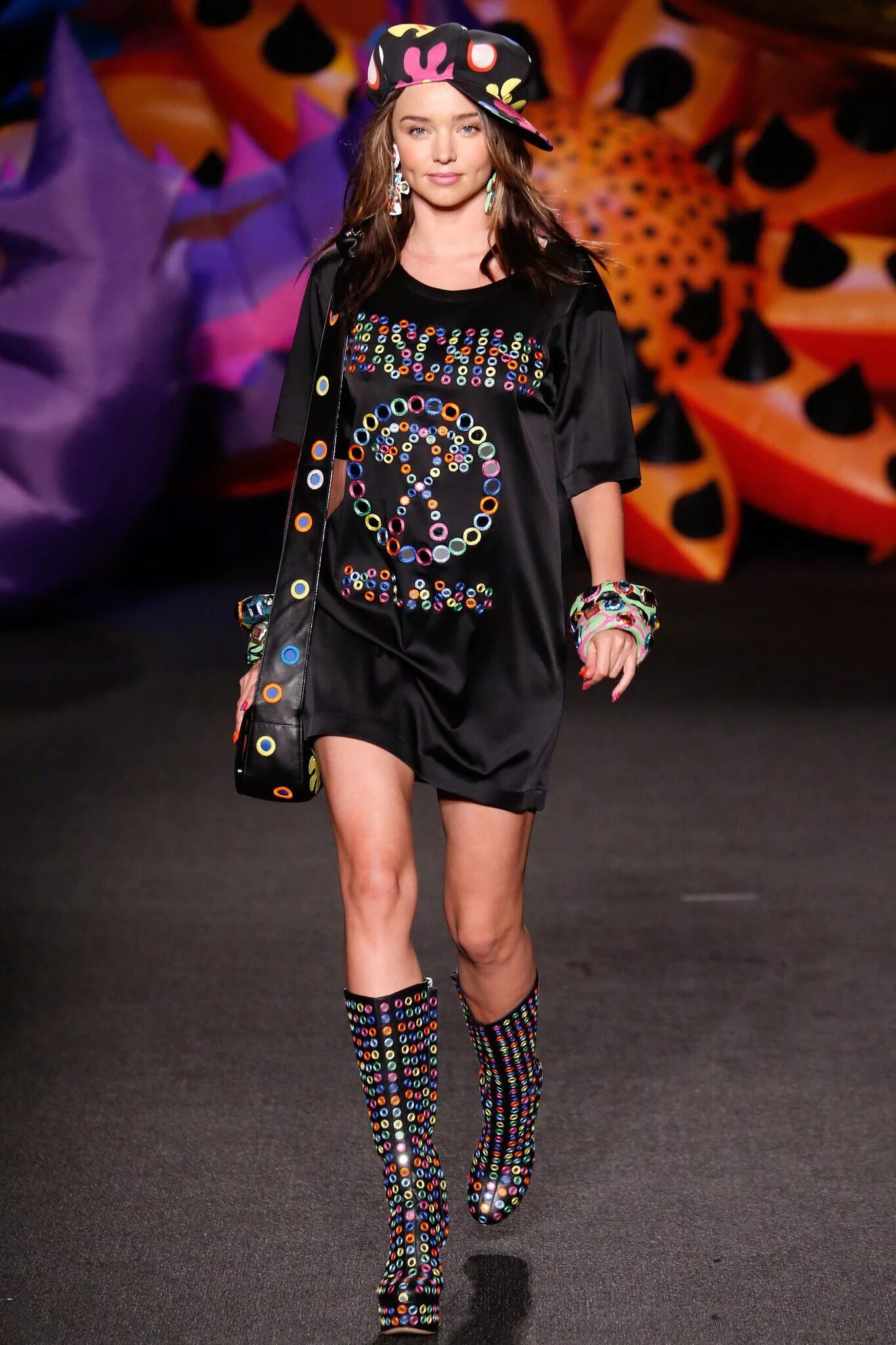 Мода 2017 для женщин. Moschino resort 2017. moschino последняя коллекция. moschino показ 2017. показ мод со звездами.