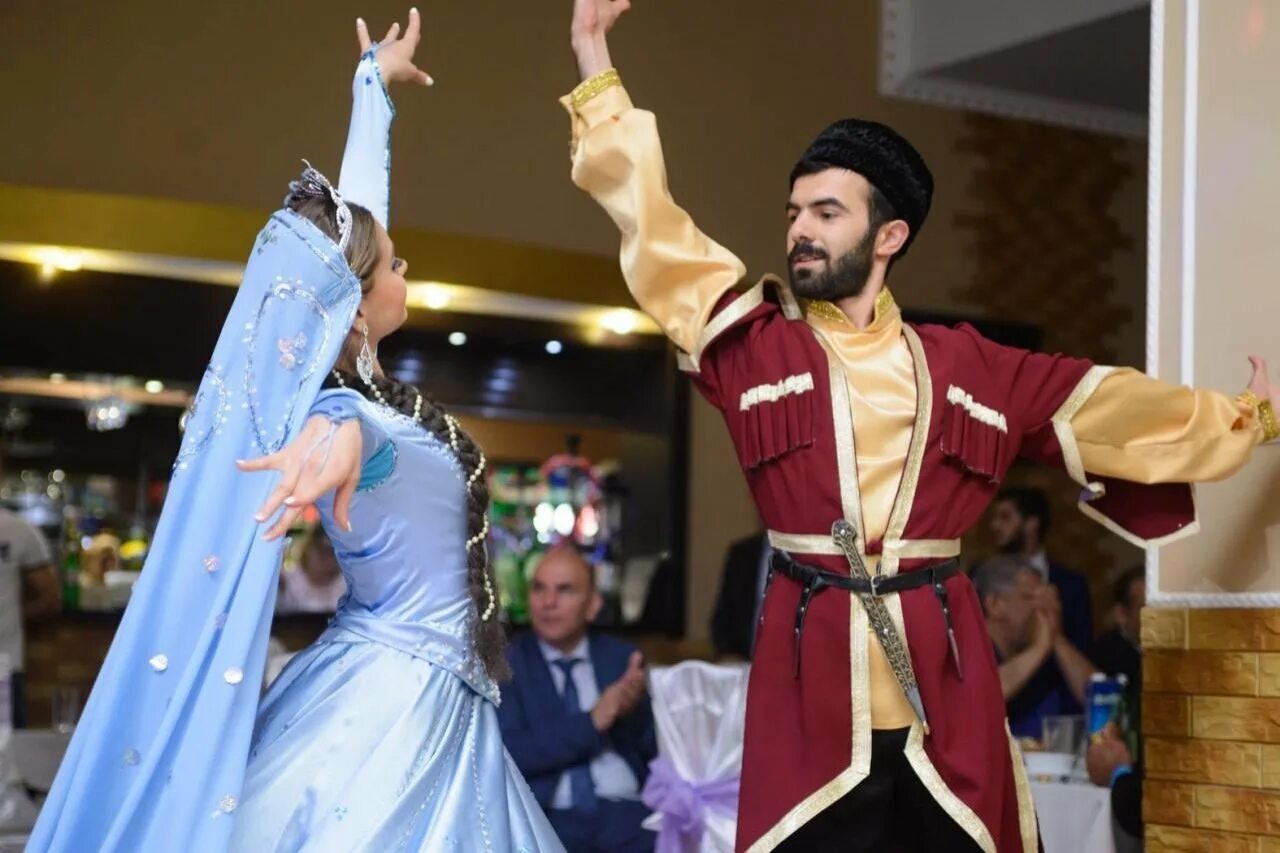 Народный национальный костюм азербайджана. Азейбарджан национальный костюм женщины. Азербайджанской национальный костюм сюник. Одежда азербайджанцев. Национальная одежда азейбарджан.