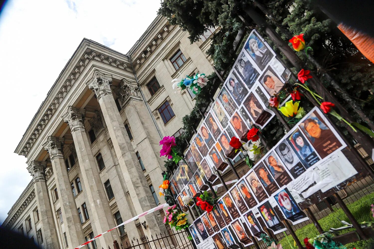 Дом профсоюзов в Одессе 2 мая 2014. Одесса 2 мая дом профсоюзов. Одесса 02.05.2014 дом профсоюзов. Одесса 2014 дом профсоюзов. 1 мая 2014 г