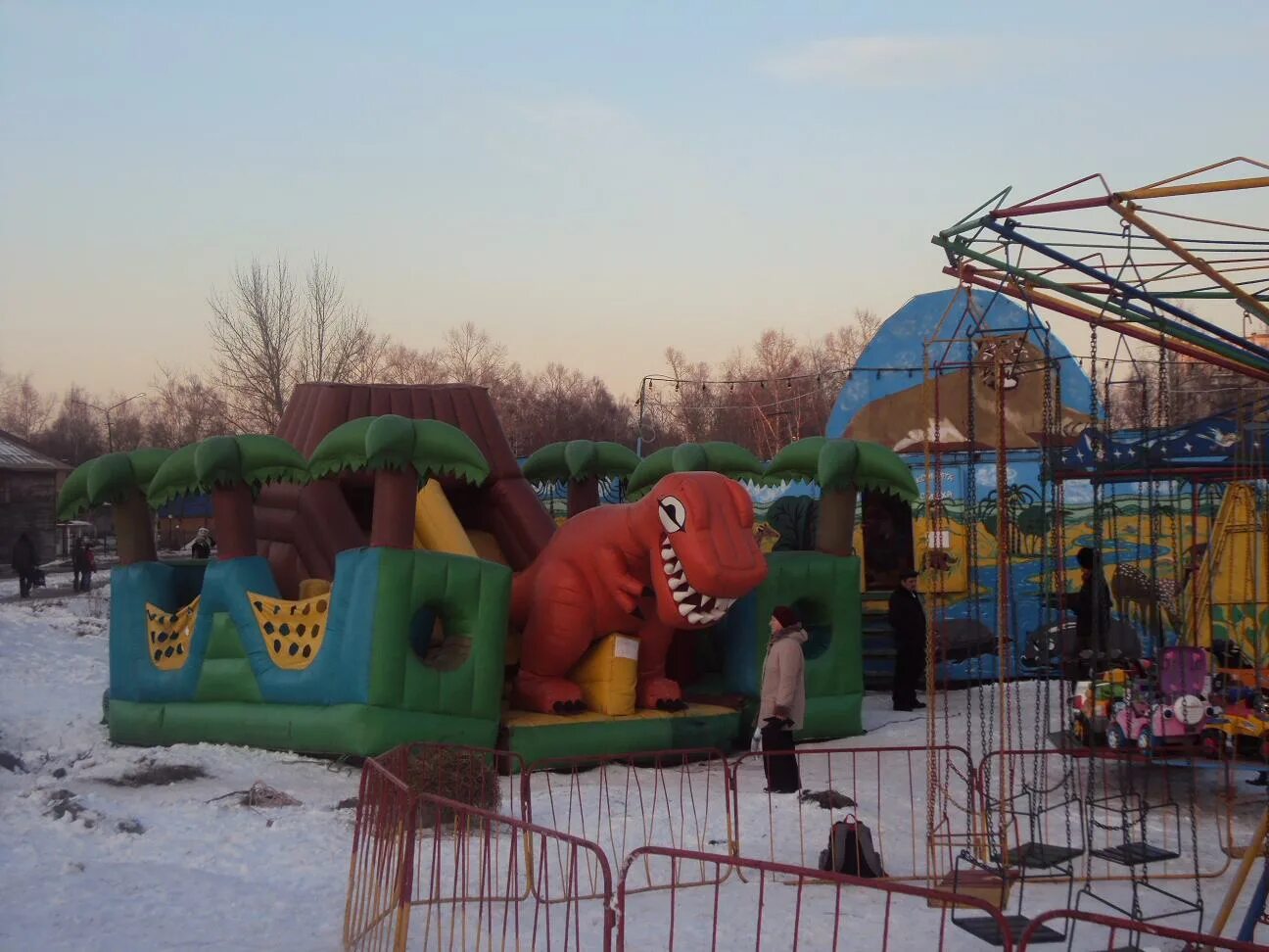 Московский зоопарк карусели для детей. Московский зоопарк аттракционы. Московский зоопарк карусели. Покажи зоопарк который был 30 лет тому назад на баррикадной. Московский зоопарк на баррикадной.