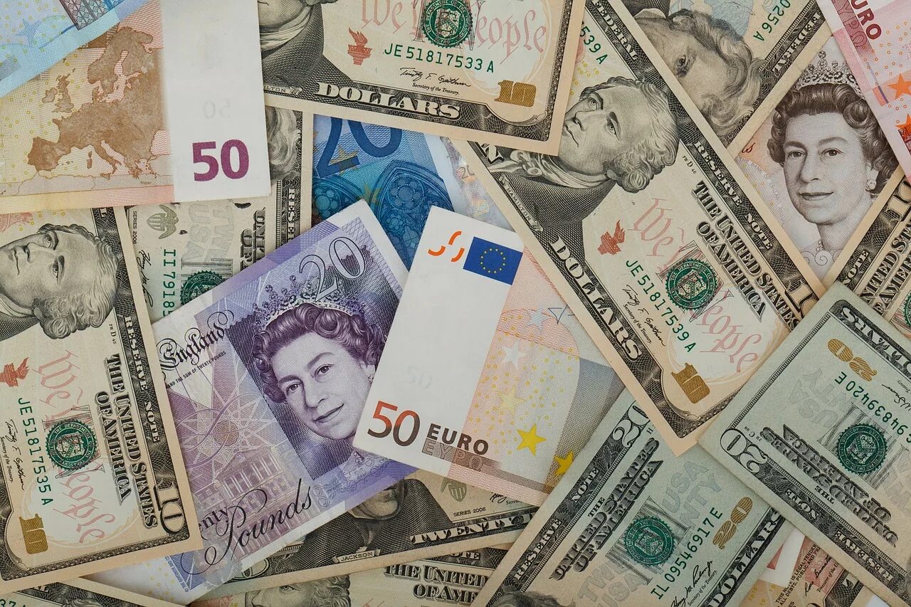 Иностранные деньги в россии. Валюта. Валюта картинки. Иностранная валюта. Доллар и евро.