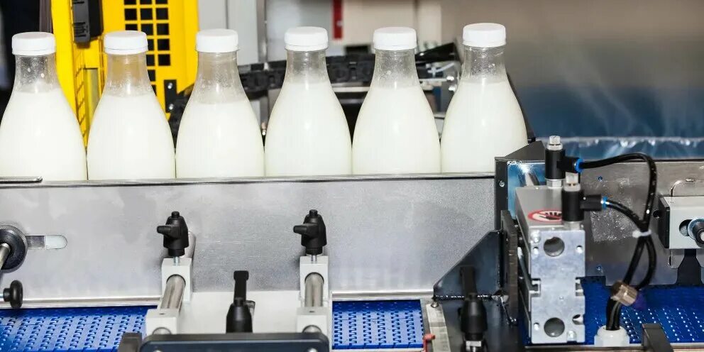 Молочная промышленность обеспечивает выпуск очень разнообразной продукции. Барнаульский молочный комбинат новокузнецк. Молочный завод бугуруслан. Молочная промышленность. Молочная промышленность.