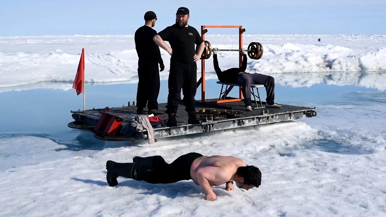 Домик полярников с дрейфующей льдиной