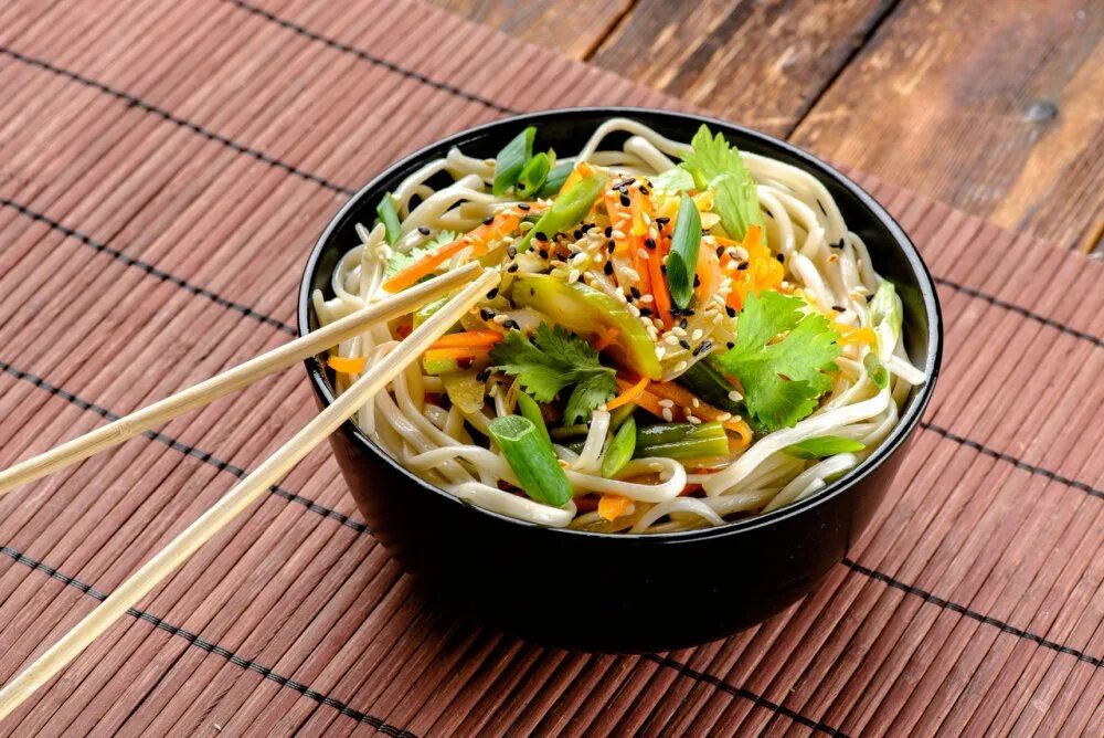 Лапша фунчоза с курицей и овощами. Рисовая лапша удон. wok удон. вок удон фунчоза. удон рамен.
