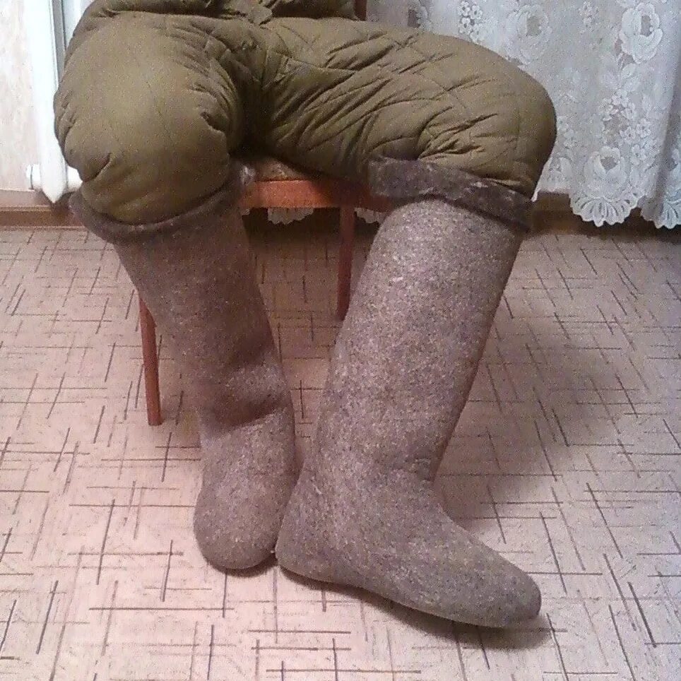 Фетиш на валенки. Ножки в валенках. Дырявые валенки. Девушка в валенках. Девушка в валенках.
