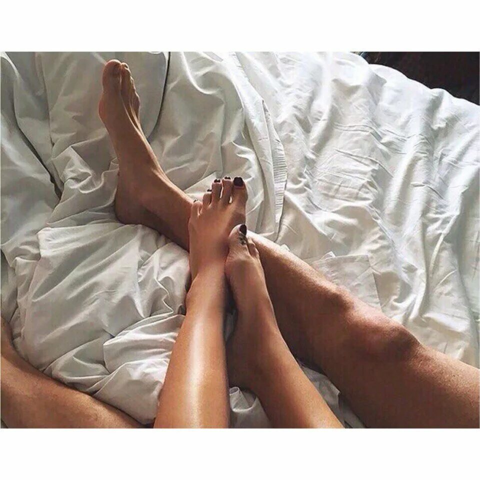 Страстные стихи мужчине. Цитаты про одиночество. Парень обнимает пустоту. Я тебя хочу цитаты. Грустные воспоминания.