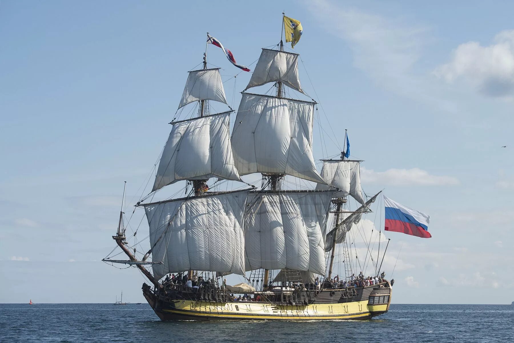 Фрегат петра 1. Первый парусный фрегат балтийского флота штандарт. Петровские фрегаты. Петровские фрегаты. Корабль-музей гото предестинация в воронеже.
