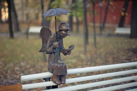 Ангел петербурга на скамейке