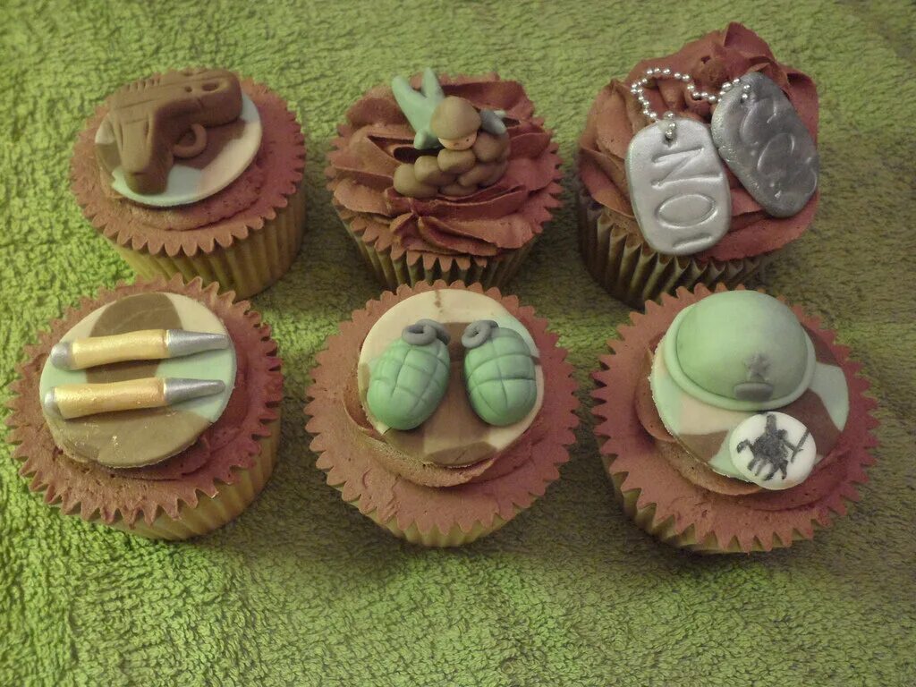украшение капкейков на 23 февраля. капкейки в армейском стиле. пирожное на 23 февраля. пирожные на 23 февраля. капкейки.