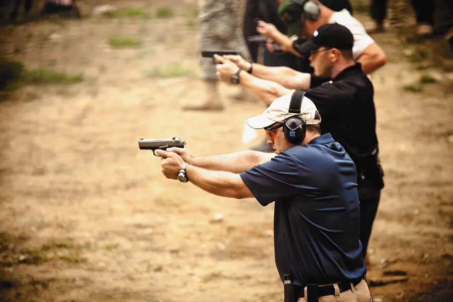 Стрелковый центр березино. Спортинг стендовая стрельба. Обнаружение стрелок. Стрелок стреляет из пистолета. Радар-детектор carmega.