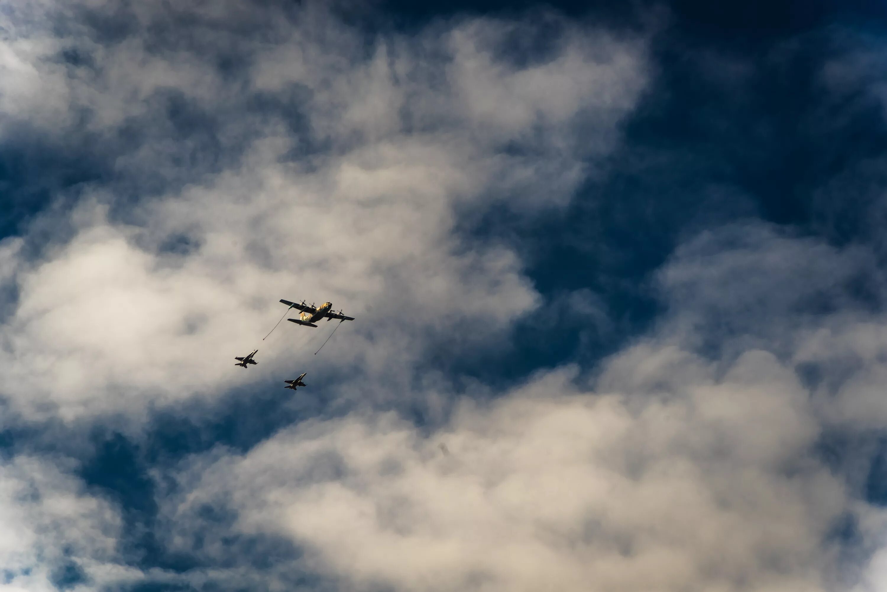 Самолеты летят в облака. Самолет в небе. Военные самолеты в небе. Небо войны.