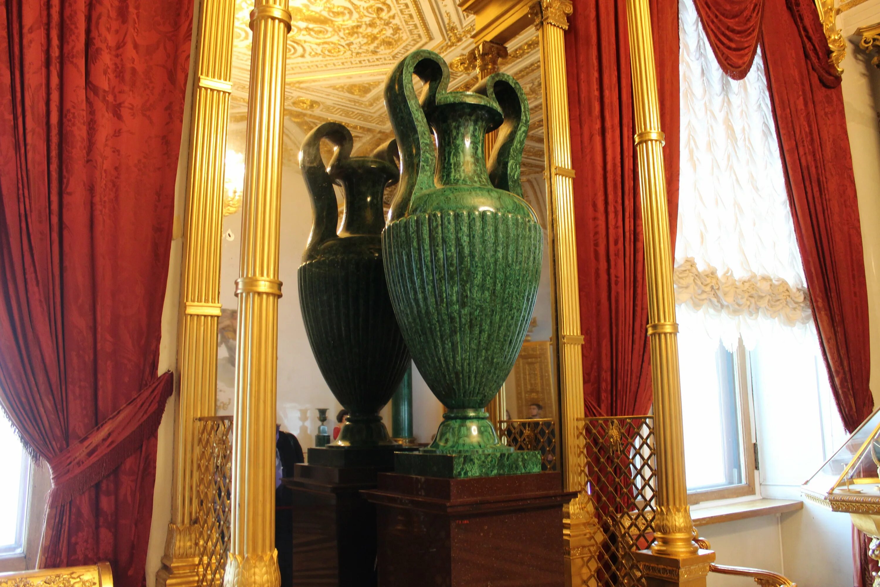 эрмитаж санкт-петербург малахитовый зал. малахитовая комната в санкт-петербурге в эрмитаже. малахитовая гостиная эрмитаж. зимний дворец санкт-петербург малахитовый зал. малахитовый зал эрмитажа.