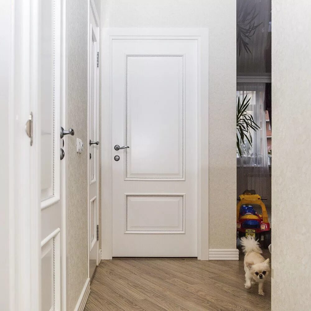 Фото дверей в светлой квартире. Белые двери в интерьере квартиры. Белые межкомнатные двери в квартире. Белые межкомнатные двери в интерьере. Светлые двери в квартире.