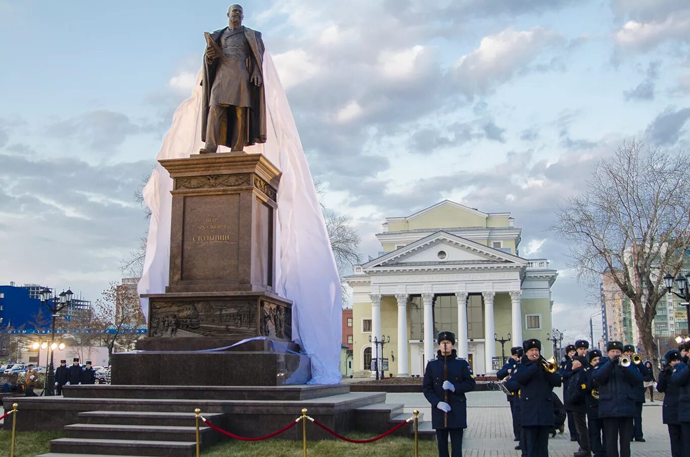 Петра столыпина 15 1. Столыпин памятник Челябинск. Памятник Столыпину Челяб. Памятни столыаину в Челябинс к. Памятник Петра Столыпина Челябинск.