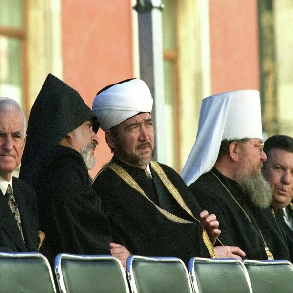 Представители разных религиозных конфессий. Традиционные конфессии россии. Люди разных конфессий. Представители разных конфессий. 4 религиозных конфессий.