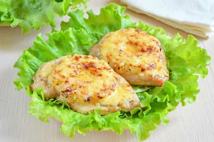 Грудки куриные сырое. Куриное филе с ананасами и сыром в духовке. куриная грудка с ананасами. куриное филе запеченное с ананасом и сыром. куриные отбивные с сыром.
