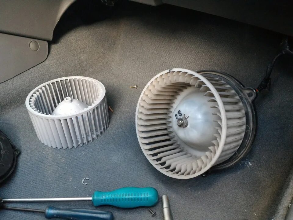 Dismantling the heater fan Hyundai Matrix