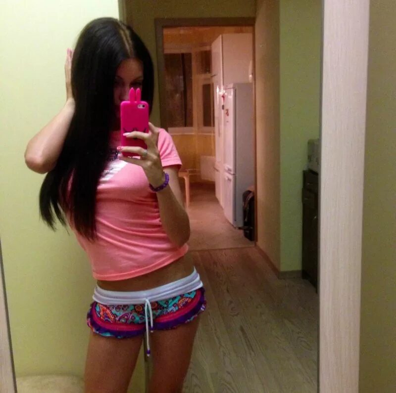 Красивые брюнетки. Кавказские красавицы. Девушки брюнетки в домашних условиях. Мейси би. Брюнетка в домашних условиях.