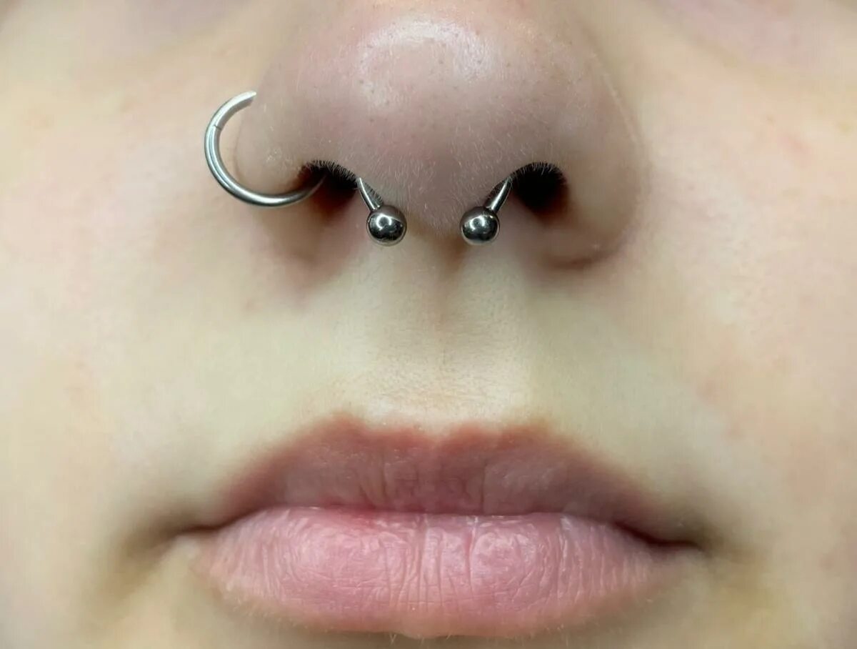 пирсинг красноярск. пирсинг крыльев носа с цепочкой. пирсинг бутик. сделать пирсинг в красноярске. прокол хряща уха красноярск.