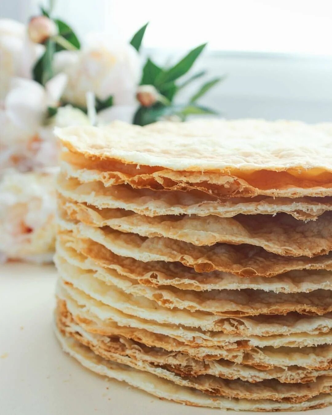 Наполеон кефир. Покупные коржи для наполеона. Слоеные коржи. Слоеные коржи с рыбой. Торт наполеон коржи рецепт.
