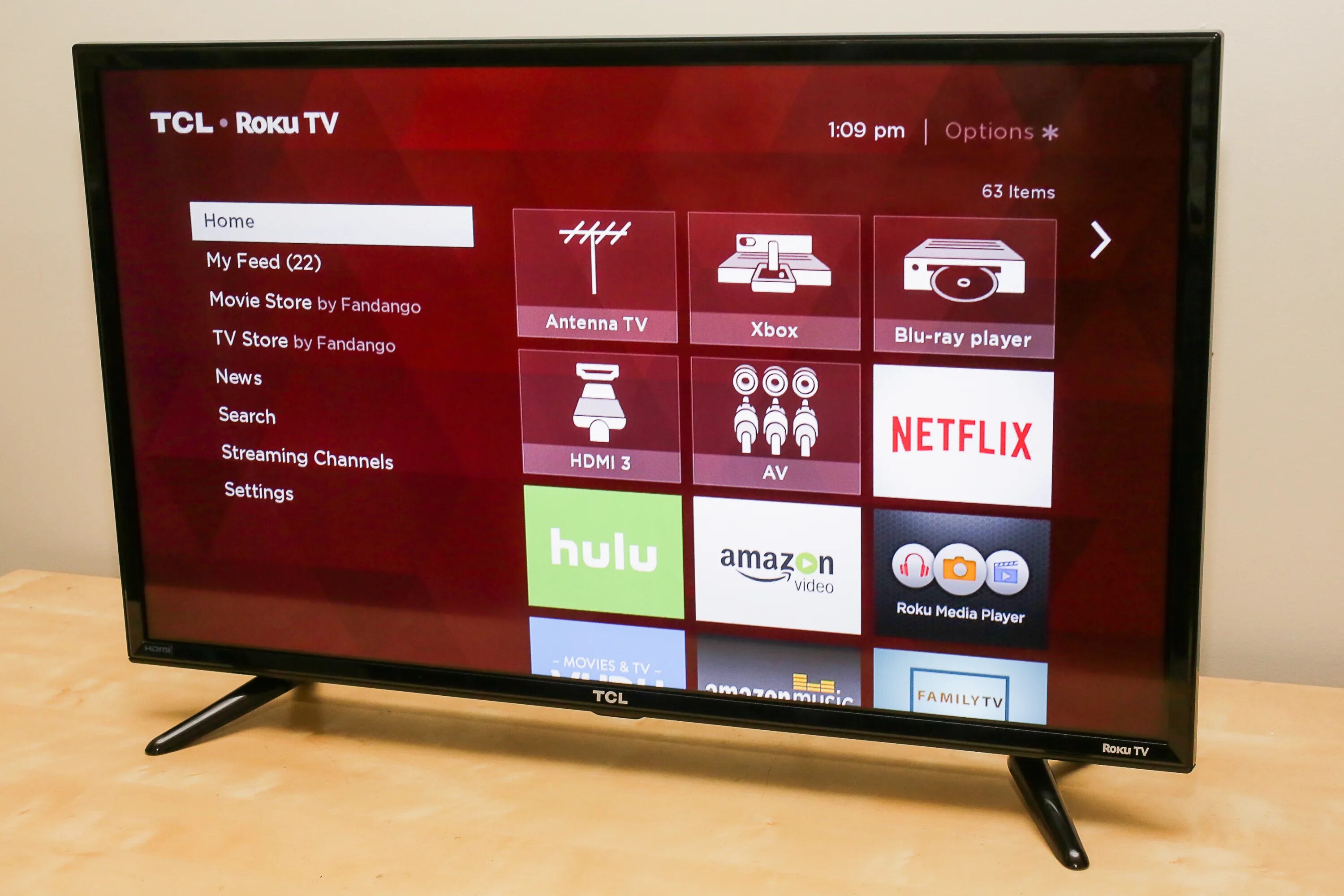 Сравнение телевизоров tcl. TCL 32s65a Smart TV. TCL 32s5200 комплектация. TCL roku TV. TCL телевизоры выкладка.